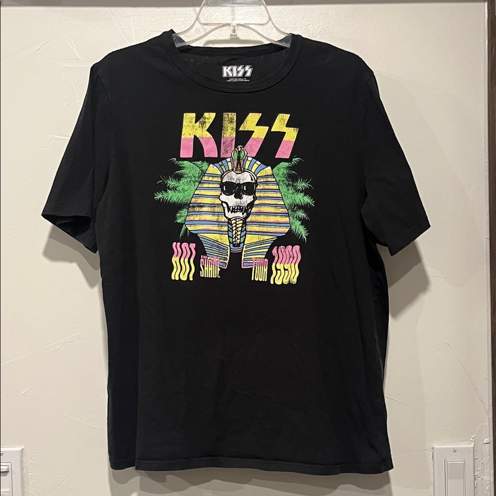 Kiss 1990 Concert  Black Tee with Vibrant Skull Design